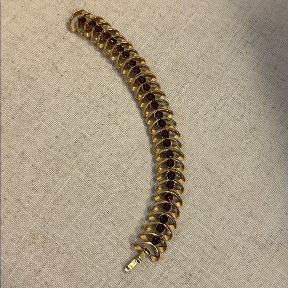 Gorgeous Crown Trifari Gold Tone Root Beer Rhinestone Bracelet - Picture 3 of 5